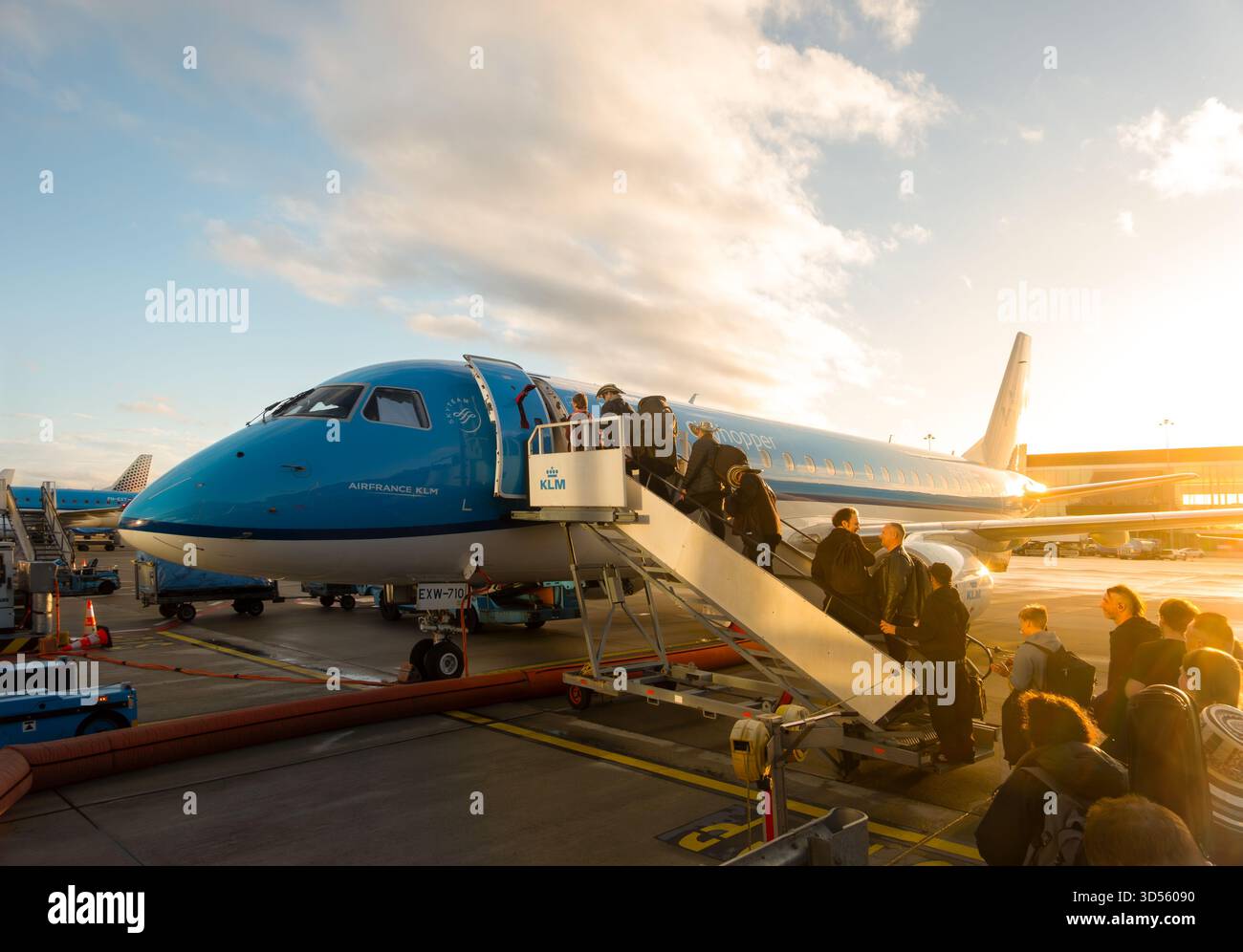 Passagiere, die KLM Cityhopper City Hopper mit einer mobilen Flugzeugtreppe besteigen Flugzeug Embraer ERJ-175STD E175 auf dem Asphaltvorfeld Amsterdam Schiphol Airport Stockfoto