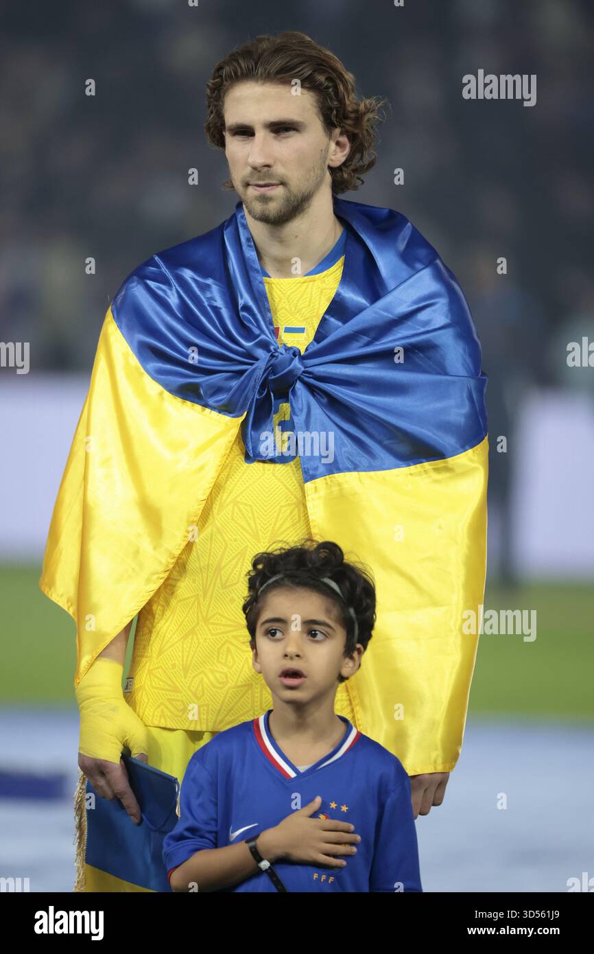 Illia Zabarnyi (Ukraine) während der FIFA-Weltmeisterschaft 2026, Qualifikation, Gruppenspiel der Gruppe D zwischen Frankreich und der Ukraine am 13. November 2025 im Parc des Princes-Stadion in Paris Stockfoto