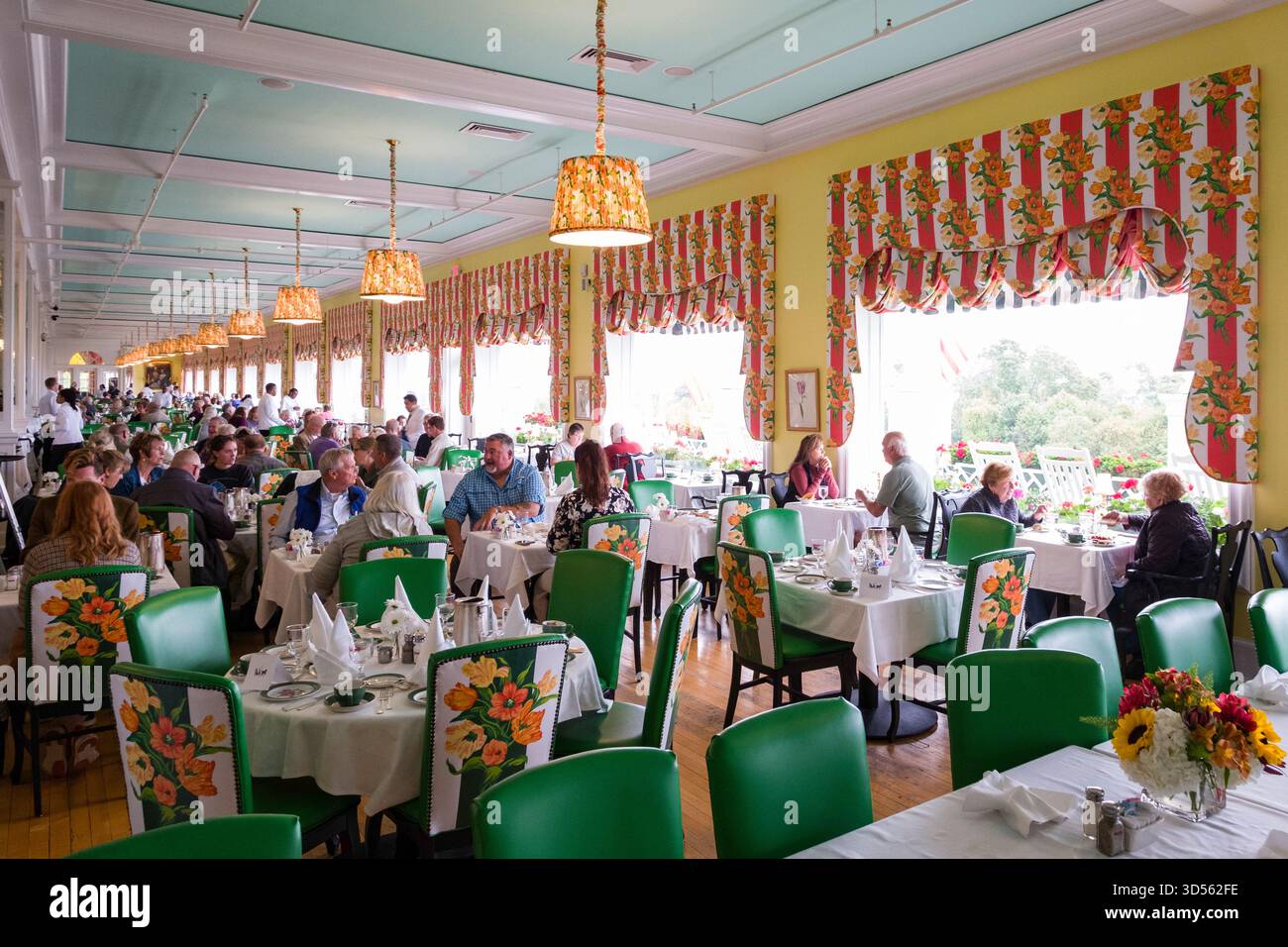 Der Main Dining Room des Grand Hotels auf Mackinac Island, Mackinac County, Michigan, USA, bietet ein klassisches kulinarisches Erlebnis mit Aussicht. Gäste genießen ein Stockfoto