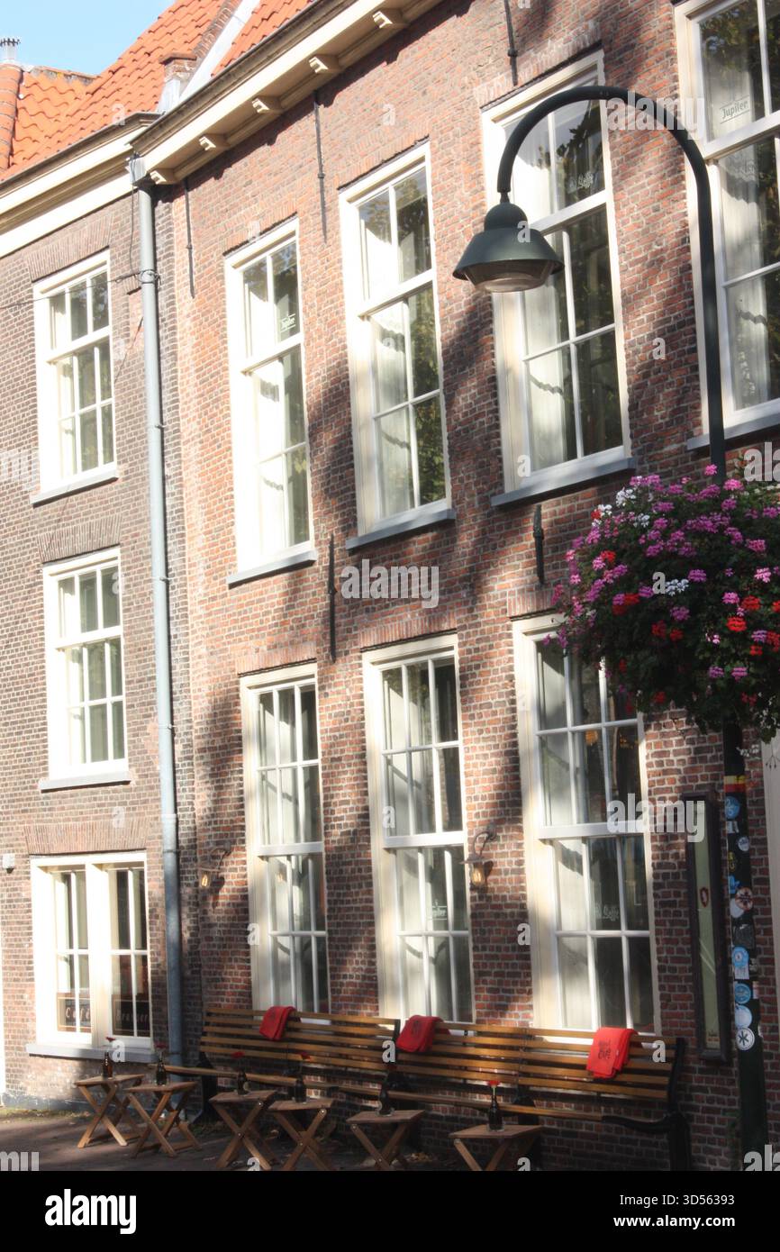 Gebäude auf Burgwal im Zentrum von Delft, Niederlande Stockfoto