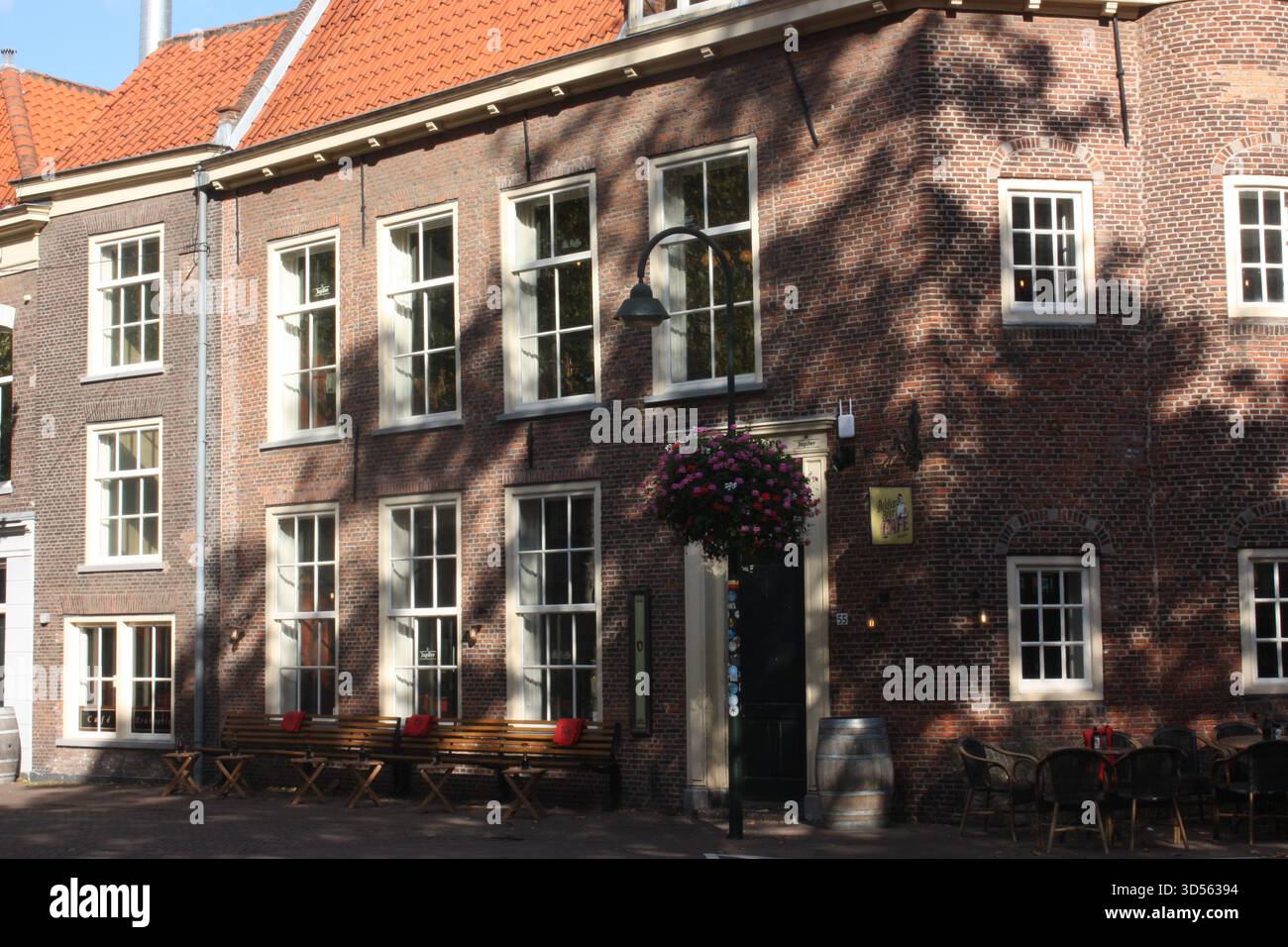 Gebäude auf Burgwal im Zentrum von Delft, Niederlande Stockfoto