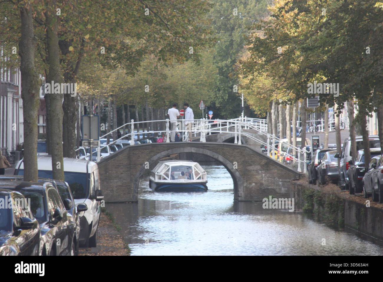 Boot auf einem Kanal in Delft, Niederlande Stockfoto