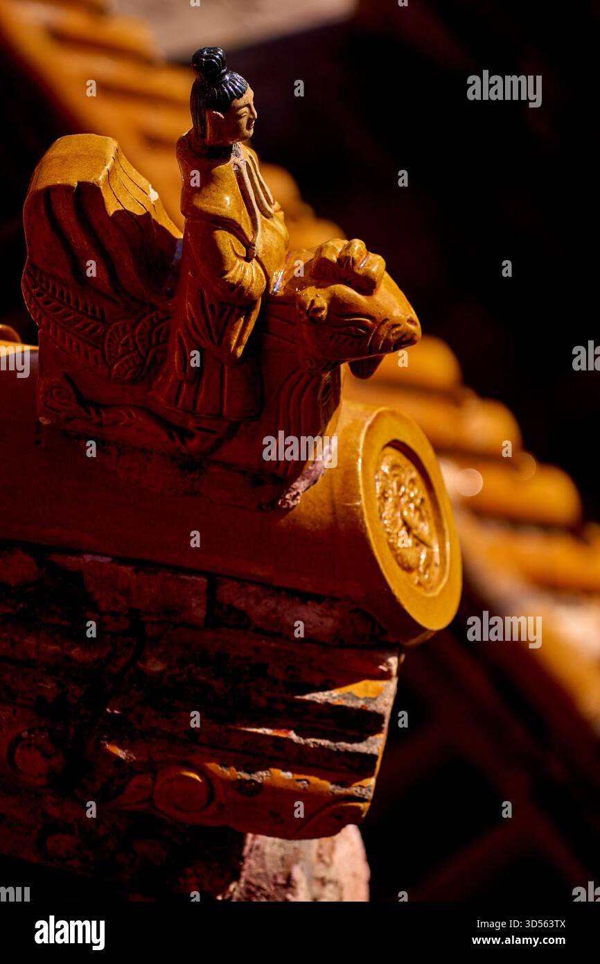 Nahaufnahme der Dachwächter im tibetischen Stil Puning Si Tempel in Chengde, China Stockfoto