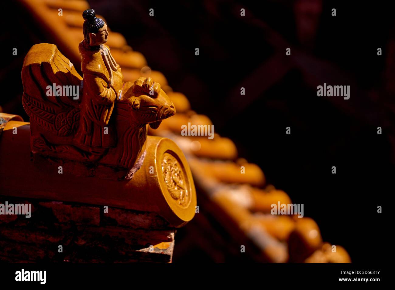 Nahaufnahme der Dachwächter im tibetischen Stil Puning Si Tempel in Chengde, China Stockfoto