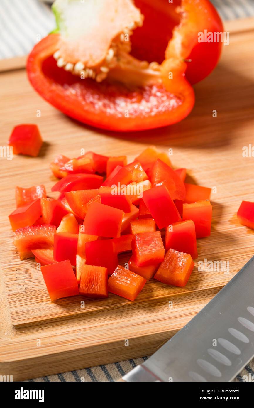 Rote Bio-Paprika auf einem Schneidebrett Stockfoto