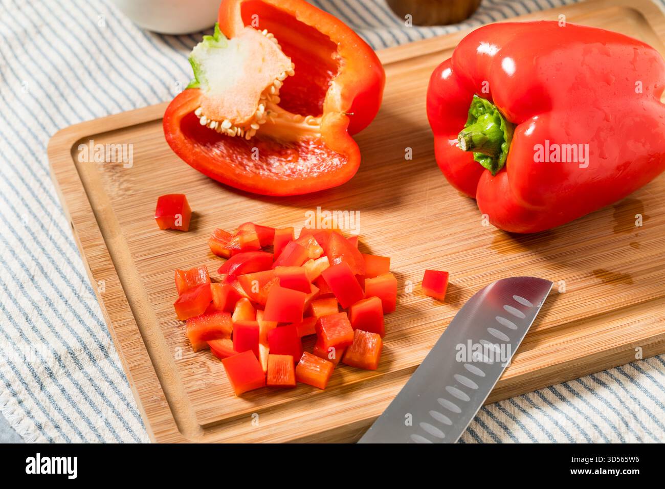 Rote Bio-Paprika auf einem Schneidebrett Stockfoto