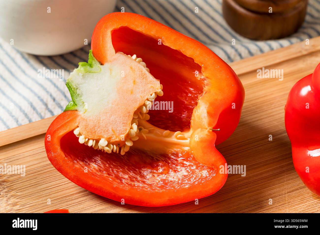 Rote Bio-Paprika auf einem Schneidebrett Stockfoto