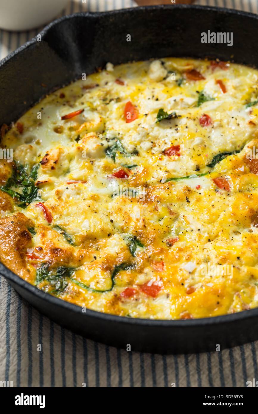 Gesunde hausgemachte Feta und Spinat Fritatta Skillet zum Frühstück mit Paprika Stockfoto