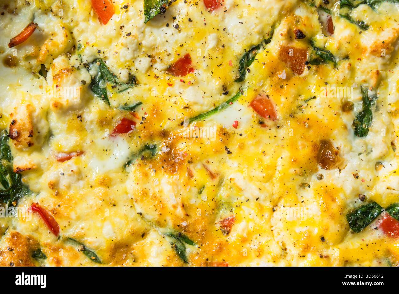 Gesunde hausgemachte Feta und Spinat Fritatta Skillet zum Frühstück mit Paprika Stockfoto