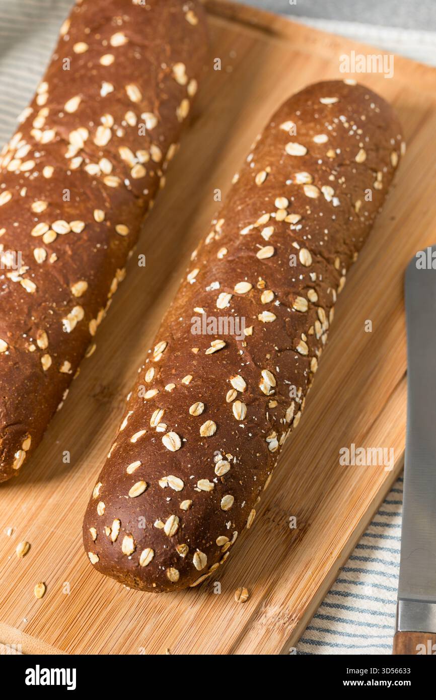 Hausgemachtes Vollkornbrot mit gesalzener Butter Stockfoto