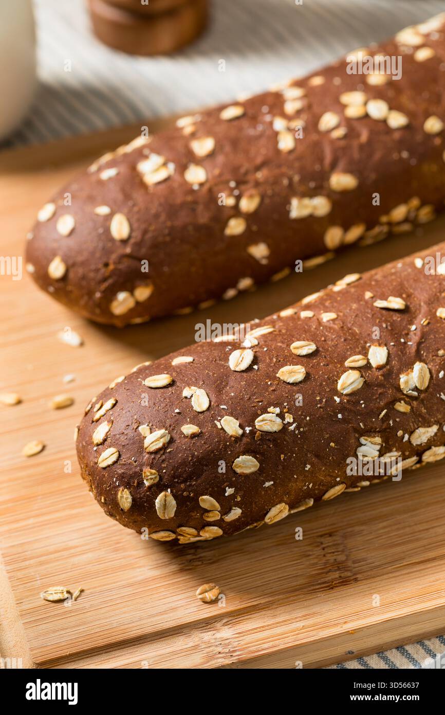Hausgemachtes Vollkornbrot mit gesalzener Butter Stockfoto