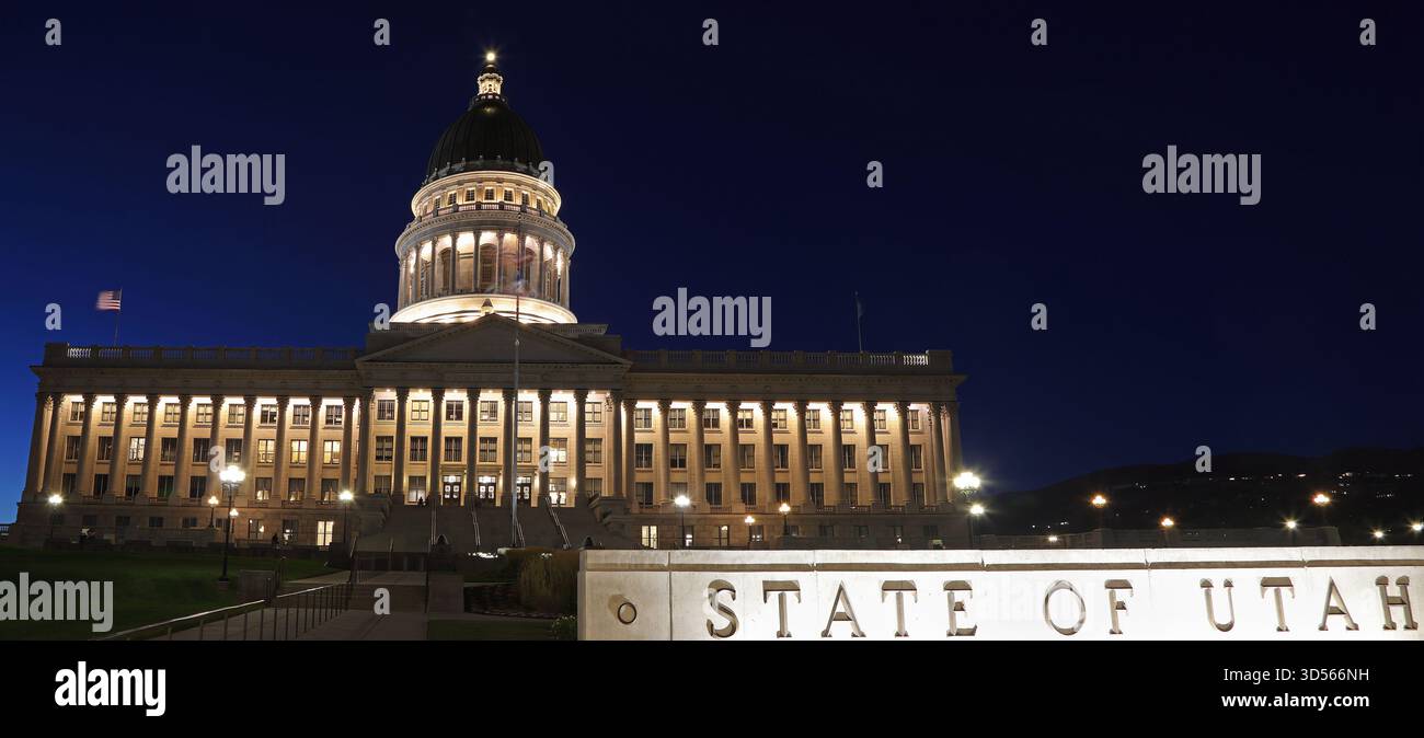 Utah State Capitol beleuchtet in der Abenddämmerung mit grünem Gras im Vordergrund, USA Stockfoto