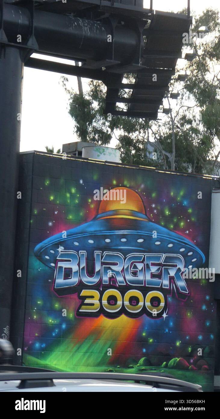 Los Angeles, Kalifornien, USA 13. November 2025 UFO Burger 300 Art Mural on Sunset Blvd am 13. November 2025 in Los Angeles, Kalifornien, USA. Foto: Barry King/Alamy Stock Photo Stockfoto