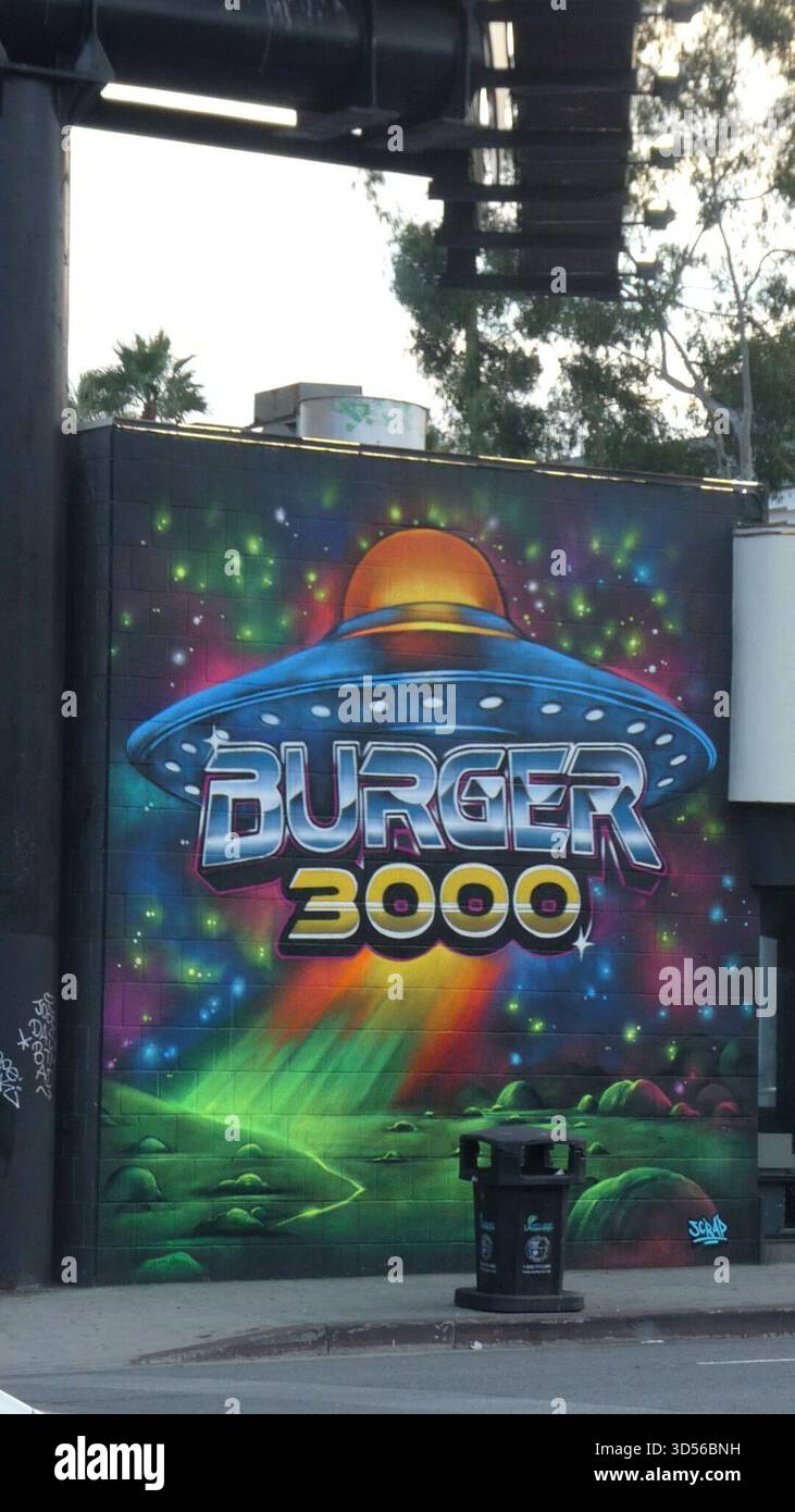 Los Angeles, Kalifornien, USA 13. November 2025 UFO Burger 300 Art Mural on Sunset Blvd am 13. November 2025 in Los Angeles, Kalifornien, USA. Foto: Barry King/Alamy Stock Photo Stockfoto