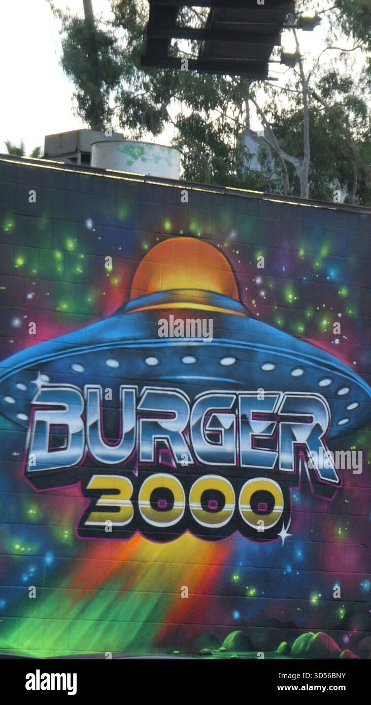 Los Angeles, Kalifornien, USA 13. November 2025 UFO Burger 300 Art Mural on Sunset Blvd am 13. November 2025 in Los Angeles, Kalifornien, USA. Foto: Barry King/Alamy Stock Photo Stockfoto
