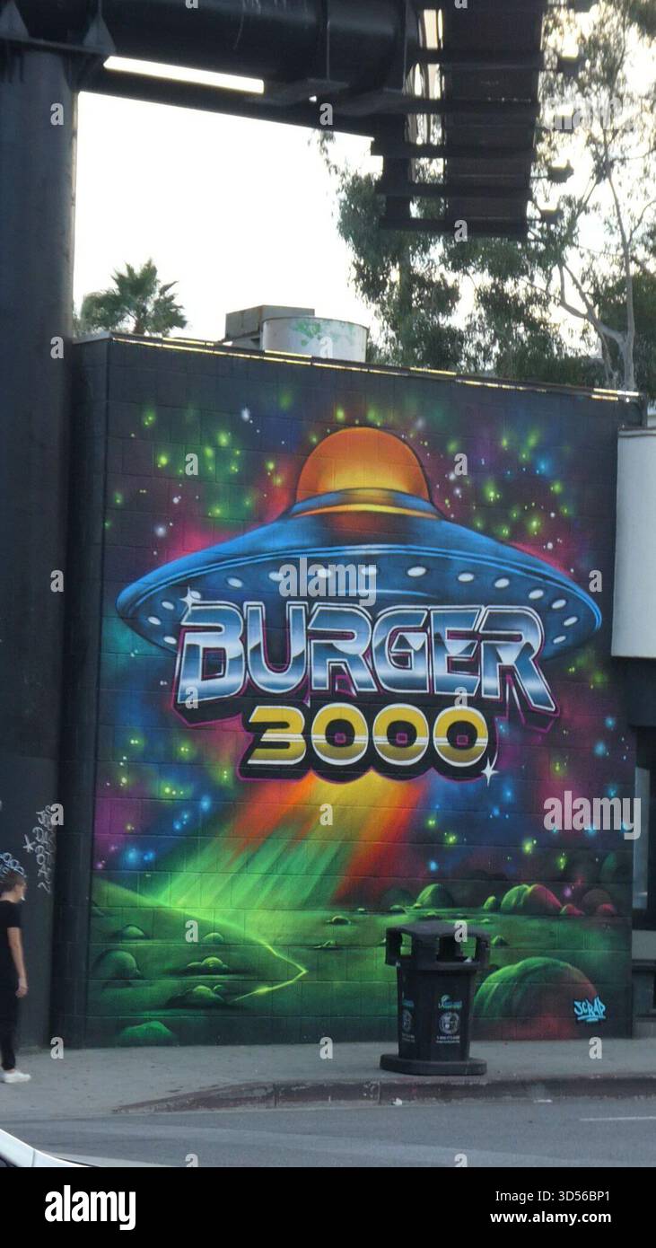 Los Angeles, Kalifornien, USA 13. November 2025 UFO Burger 300 Art Mural on Sunset Blvd am 13. November 2025 in Los Angeles, Kalifornien, USA. Foto: Barry King/Alamy Stock Photo Stockfoto