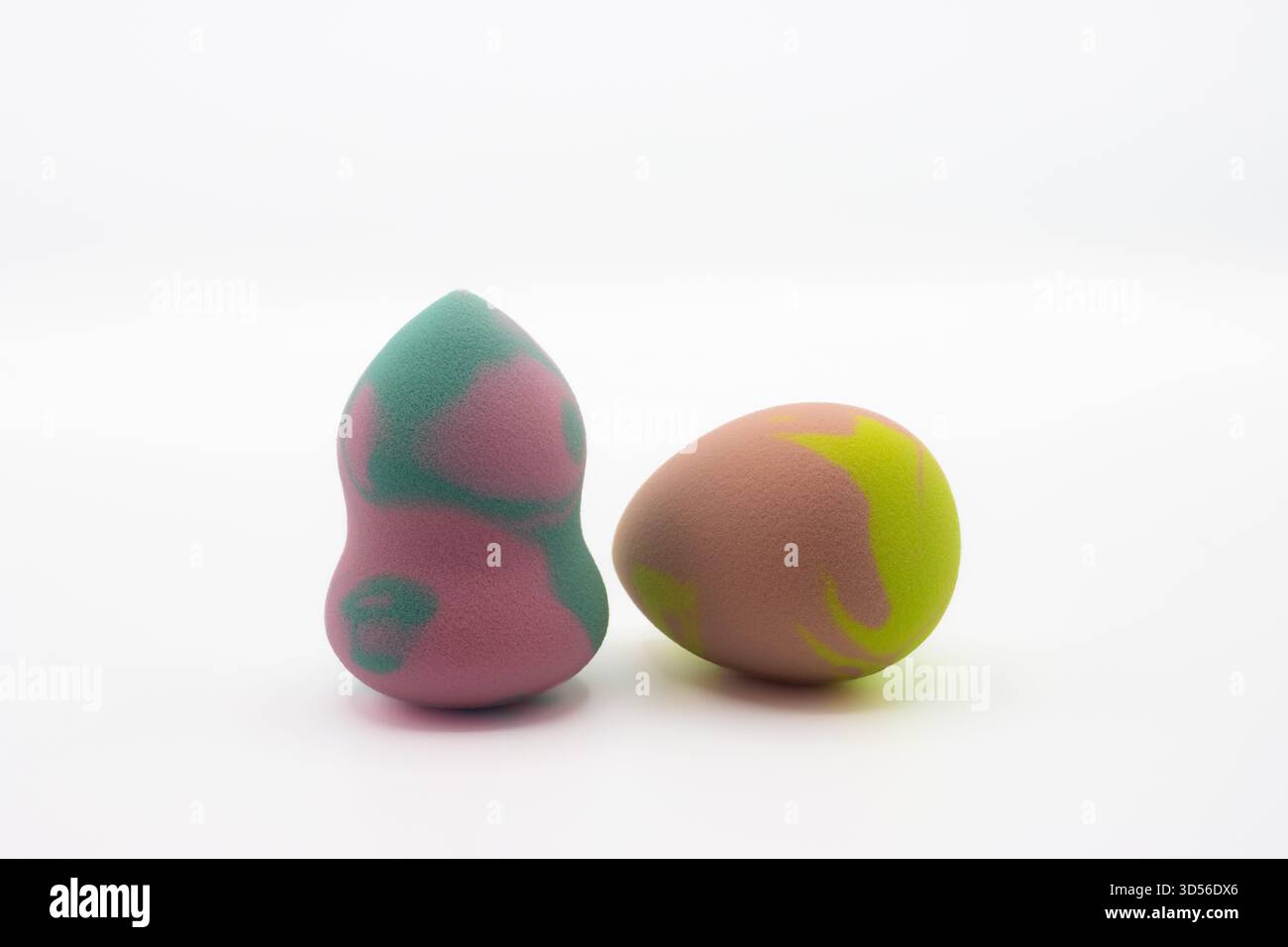 Bunte Kosmetikmixer. Zwei Schwämme zum Auftragen von Make-up auf weißem Hintergrund Stockfoto