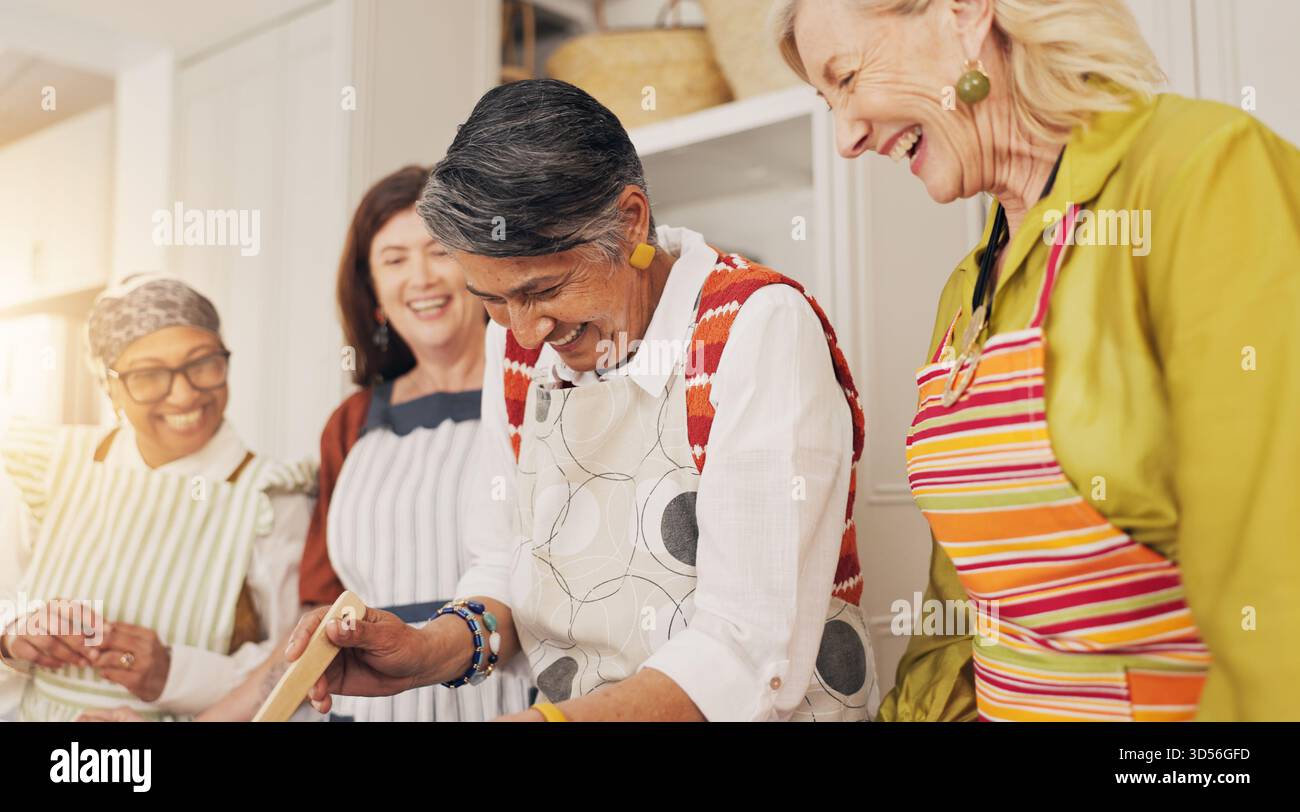 Kochkurs, fröhliche und reife Frauen in der Küche für Freundschaft, Kochkünste und kulinarischen Unterricht. Lachen, geselliges Wiedersehen und Seniorenfreunde mit Stockfoto