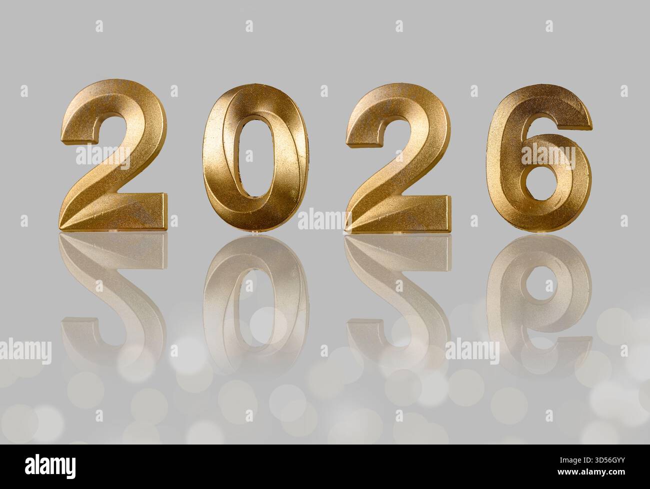 Silvesterfeier 2026. Glitzernde goldene Zahlen mit glänzendem Metallic-Glanz, funkelnde Lichter, glitzernde Girlanden, festliches Weihnachtsdesign, an Stockfoto