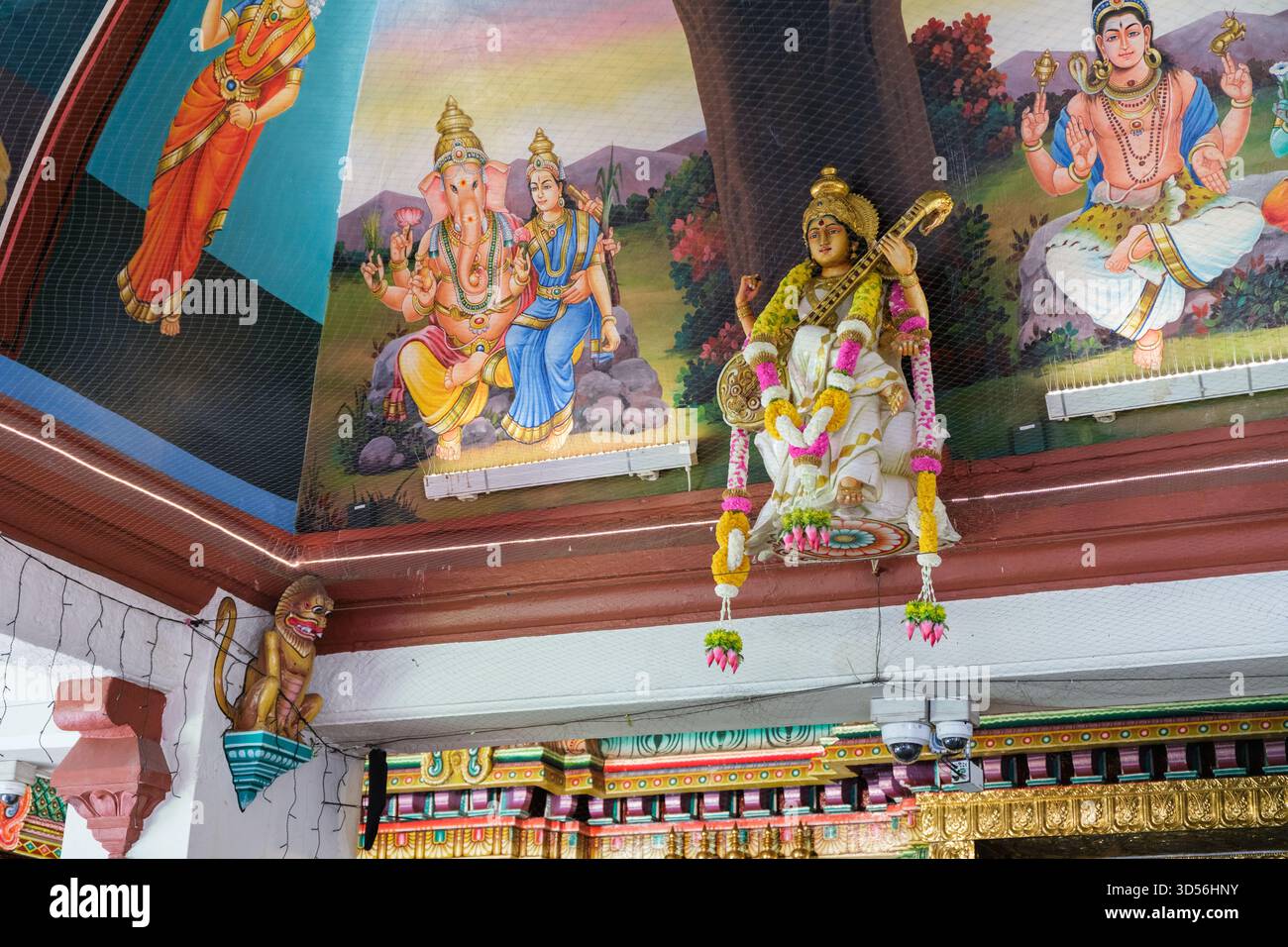 Singapur - 2. Oktober 2025: Das Innere eines Hindutempels in Chinatown zeigt lebendige Wandgemälde und komplizierte Skulpturen. Stockfoto