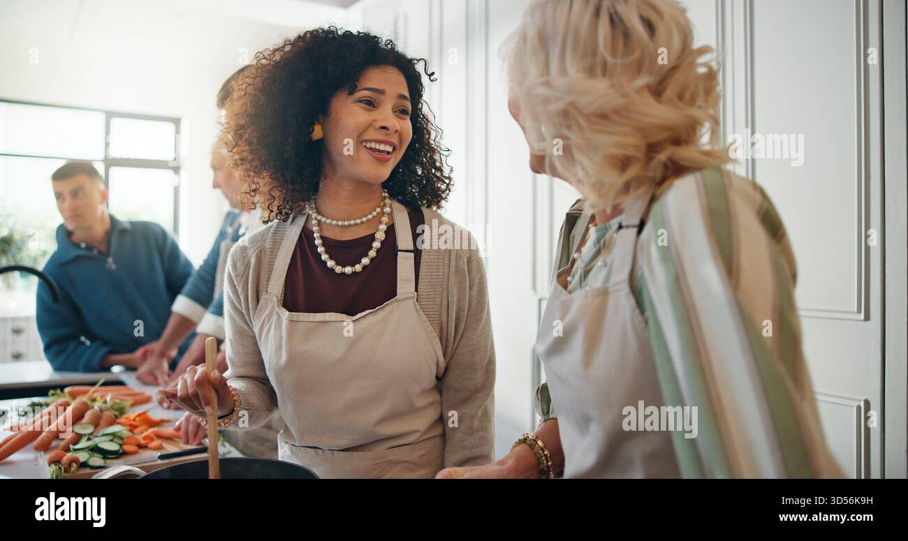 Kochen, helfen und Familie in der Küche zum Mittag- und Abendessen und bereiten Sie Essen für die Bindung zu Hause. Kulinarische Fähigkeiten, geselliges Treffen und Leute zur Speisenvorbereitung Stockfoto