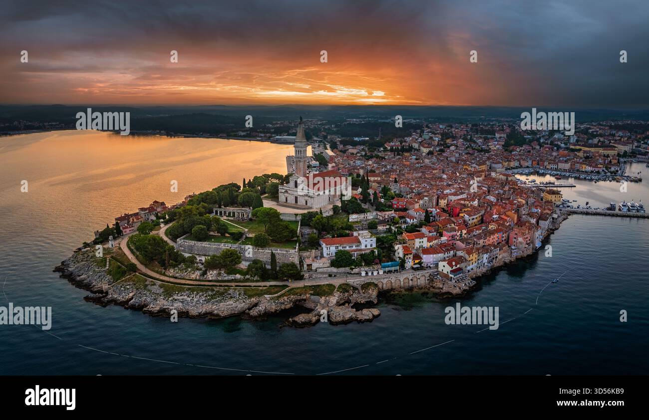 Rovinj, Kroatien - Panoramablick auf die Altstadt von Rovinj mit Kirche St. Euphemia und dramatischem goldenem und blauem Sonnenaufgang an einem Sommermorgen Stockfoto
