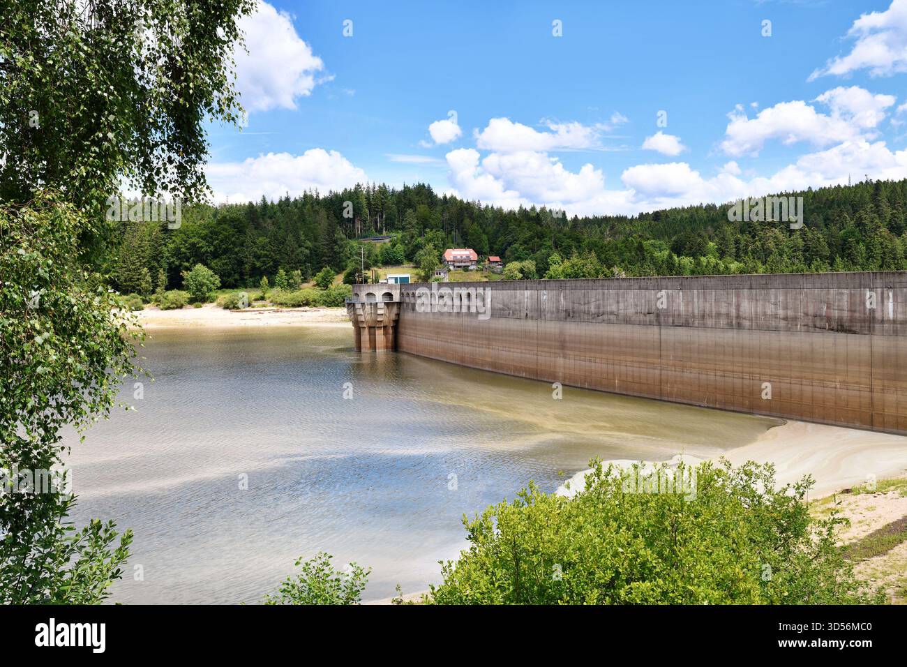 Staudamm am Schwarzwaldsee in Forbach, genannt Schwarzenbachsee unter klarem Himmel Stockfoto