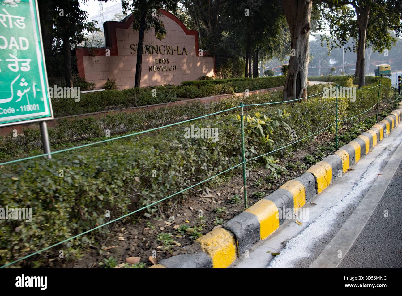 NEU-DELHI, INDIEN - 27. JANUAR 2024 typische Straßengärten und Straßenpflaster im Stadtzentrum Stockfoto