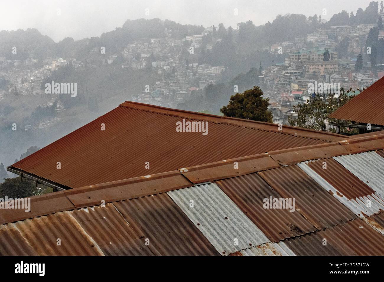Rostiges Wellblech, typisch für Darjeeling Stockfoto