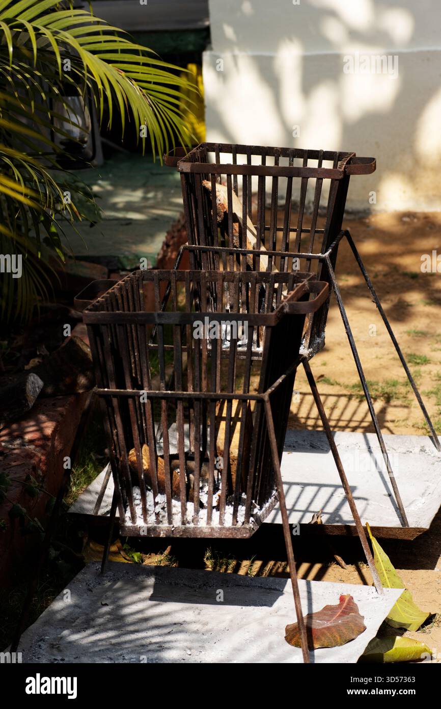 Typische indische Gartenfeuer sind einsatzbereit Stockfoto