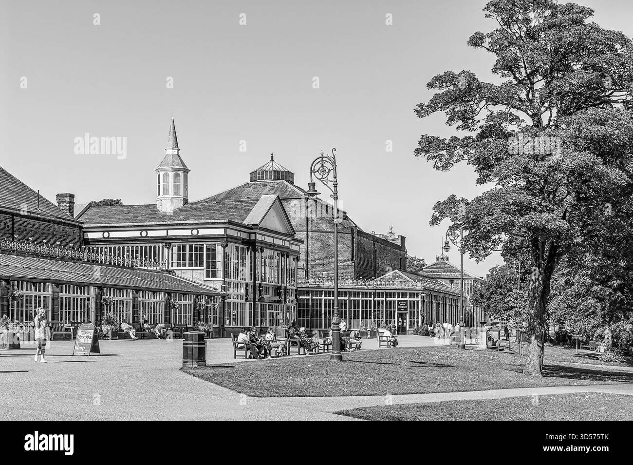 Pavilion Gardens in Buxton, ein historischer Veranstaltungsort in Derbyshire England in Schwarz-weiß Stockfoto