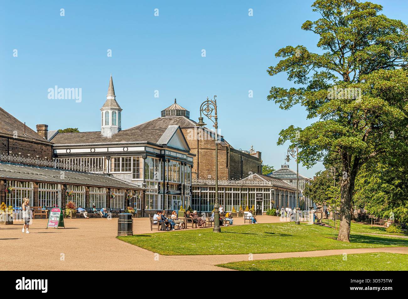 Pavilion Gardens in Buxton, einem historischen Veranstaltungsort in Derbyshire England Stockfoto