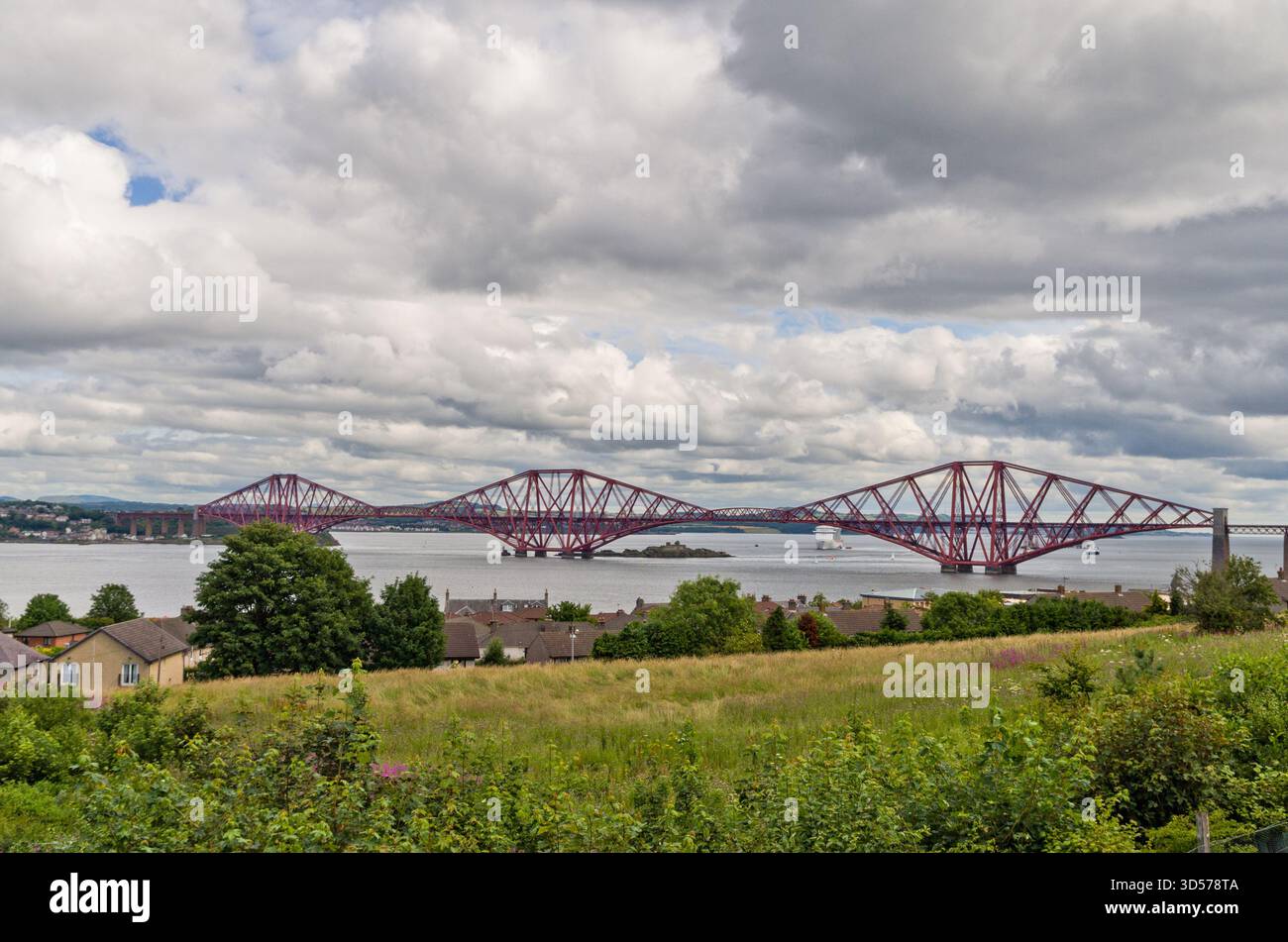 Blick auf die berühmte Forth Railway Bridge, Edinburgh, Schottland Stockfoto