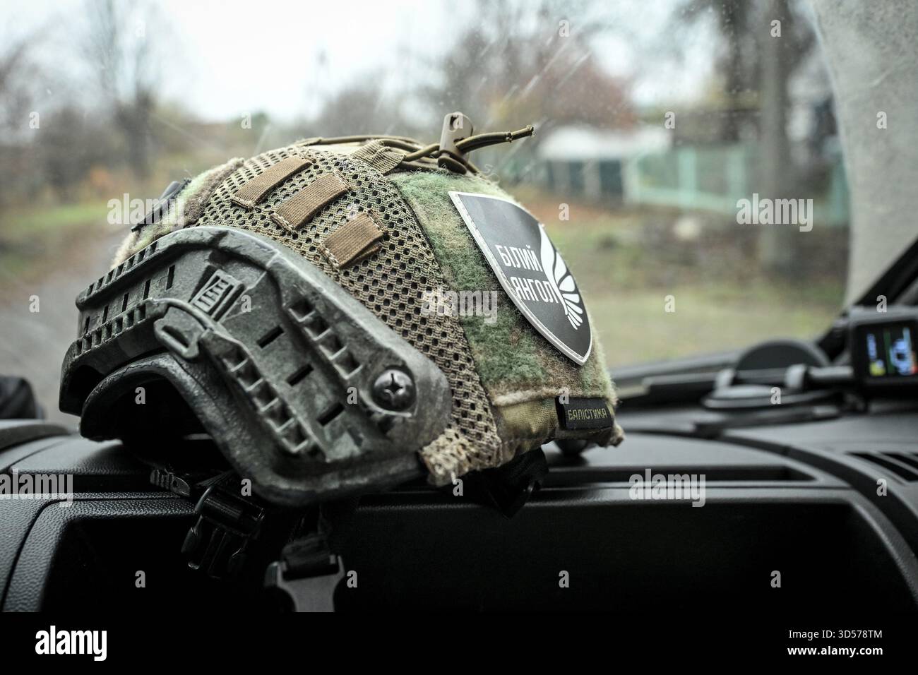 Nicht exklusiv: Das Patch „Weißer Engel“ ist auf dem Helm eines Mitglieds der Sondereinheit „Weißer Engel“ zu sehen, die ci evakuiert Stockfoto