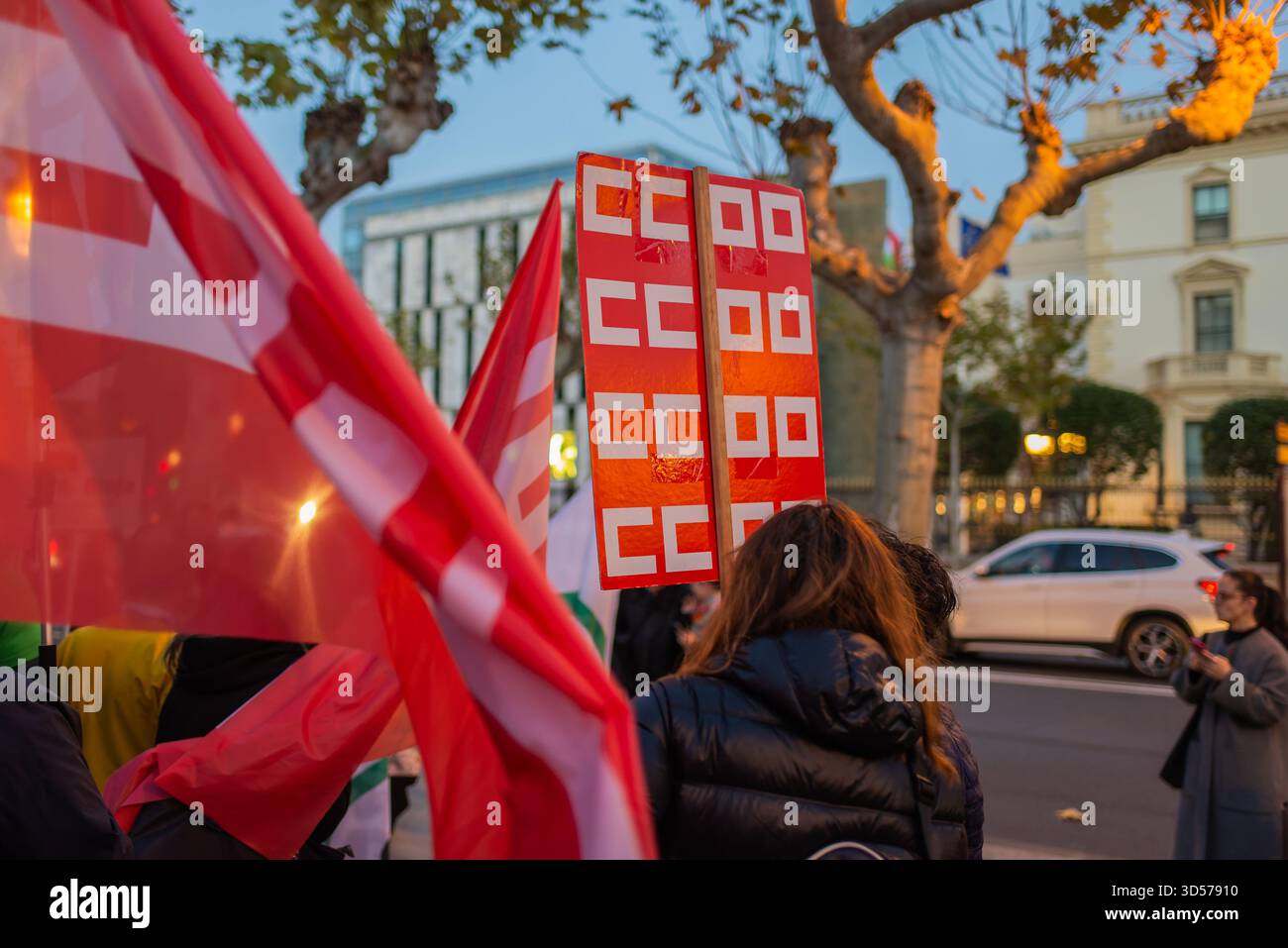 Logrono, La Rioja, SPANIEN. November 2025. Ersatzlehrer fordern am Mittwoch Beschäftigungsstabilität und berufliche würde. Zu den wichtigsten Anforderungen gehören die Weiterführung von Sommerverträgen für Lehrkräfte und freiwillige Teilzeitpläne während des gesamten Studienjahres. Die Rallye zeigt prekäre Bedingungen im Bildungssektor auf. (Foto von MARIO MARTIJA). Quelle: Mario Martija/Alamy Live News Stockfoto
