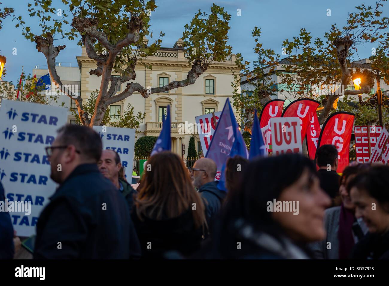 Logrono, La Rioja, SPANIEN. November 2025. Ersatzlehrer fordern am Mittwoch Beschäftigungsstabilität und berufliche würde. Zu den wichtigsten Anforderungen gehören die Weiterführung von Sommerverträgen für Lehrkräfte und freiwillige Teilzeitpläne während des gesamten Studienjahres. Die Rallye zeigt prekäre Bedingungen im Bildungssektor auf. (Foto von MARIO MARTIJA). Quelle: Mario Martija/Alamy Live News Stockfoto