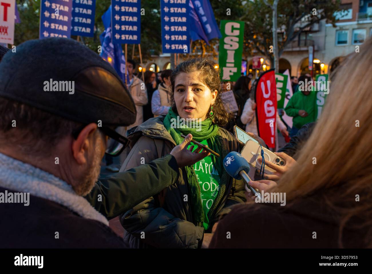 Logrono, La Rioja, SPANIEN. November 2025. Ersatzlehrer fordern am Mittwoch Beschäftigungsstabilität und berufliche würde. Zu den wichtigsten Anforderungen gehören die Weiterführung von Sommerverträgen für Lehrkräfte und freiwillige Teilzeitpläne während des gesamten Studienjahres. Die Rallye zeigt prekäre Bedingungen im Bildungssektor auf. (Foto von MARIO MARTIJA). Quelle: Mario Martija/Alamy Live News Stockfoto