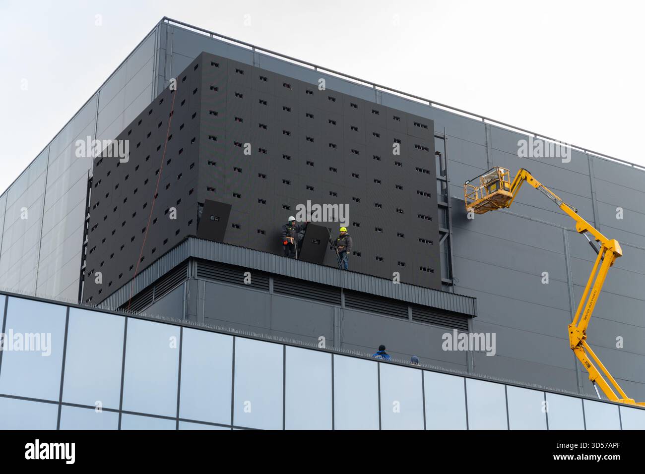 Grodno, Weißrussland - 19. November 2024: Installation einer großen, neuen 3D-LED-Bildschirmfassade an der Trinity Shopping and Entertainment Stockfoto