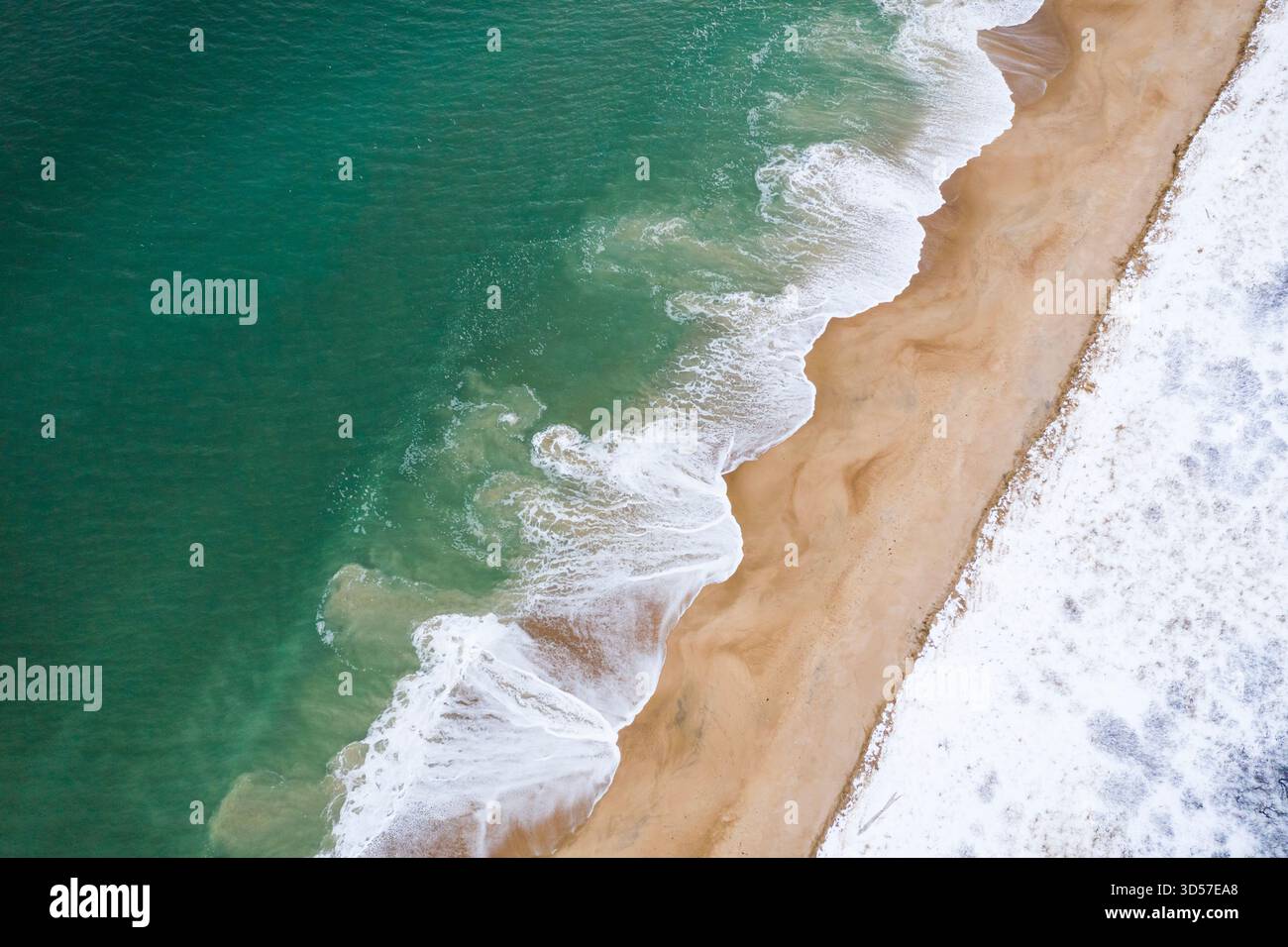 Snowy Beach Aerial im Winter Stockfoto