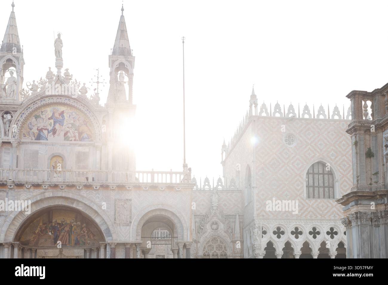 Gebäude auf der Piazza San Marco in Venedig Italien mit Sonnenschein Stockfoto