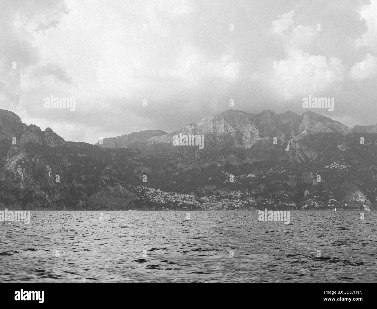 Häuser an den Klippen der amalfiküste in Schwarz-weiß Stockfoto