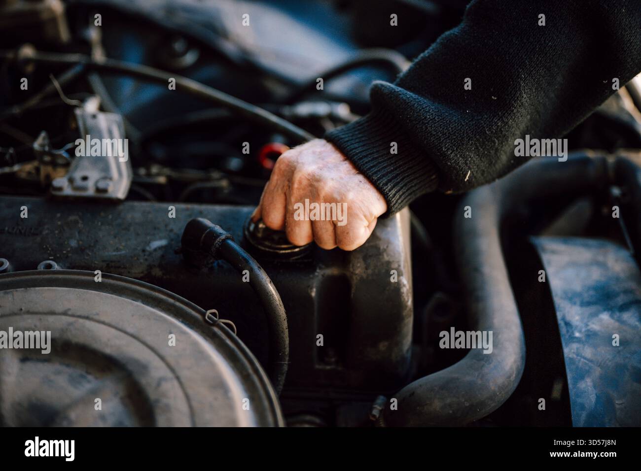 Person, die den Motorölstand in einem Fahrzeug überprüft Stockfoto