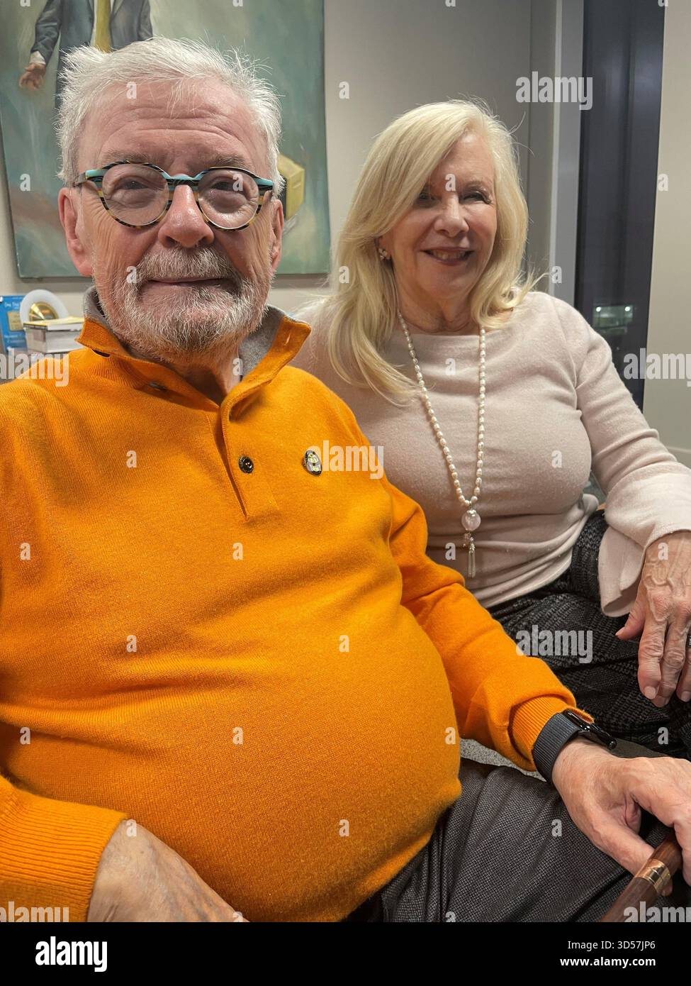 Sir James Galway mit seiner Frau Lady Jeanne Galway auf dem Campus der Ulster University in Belfast, da er die Ehrendoktorwürde der Universität erhalten soll. Bilddatum: Donnerstag, 13. November 2025. Stockfoto