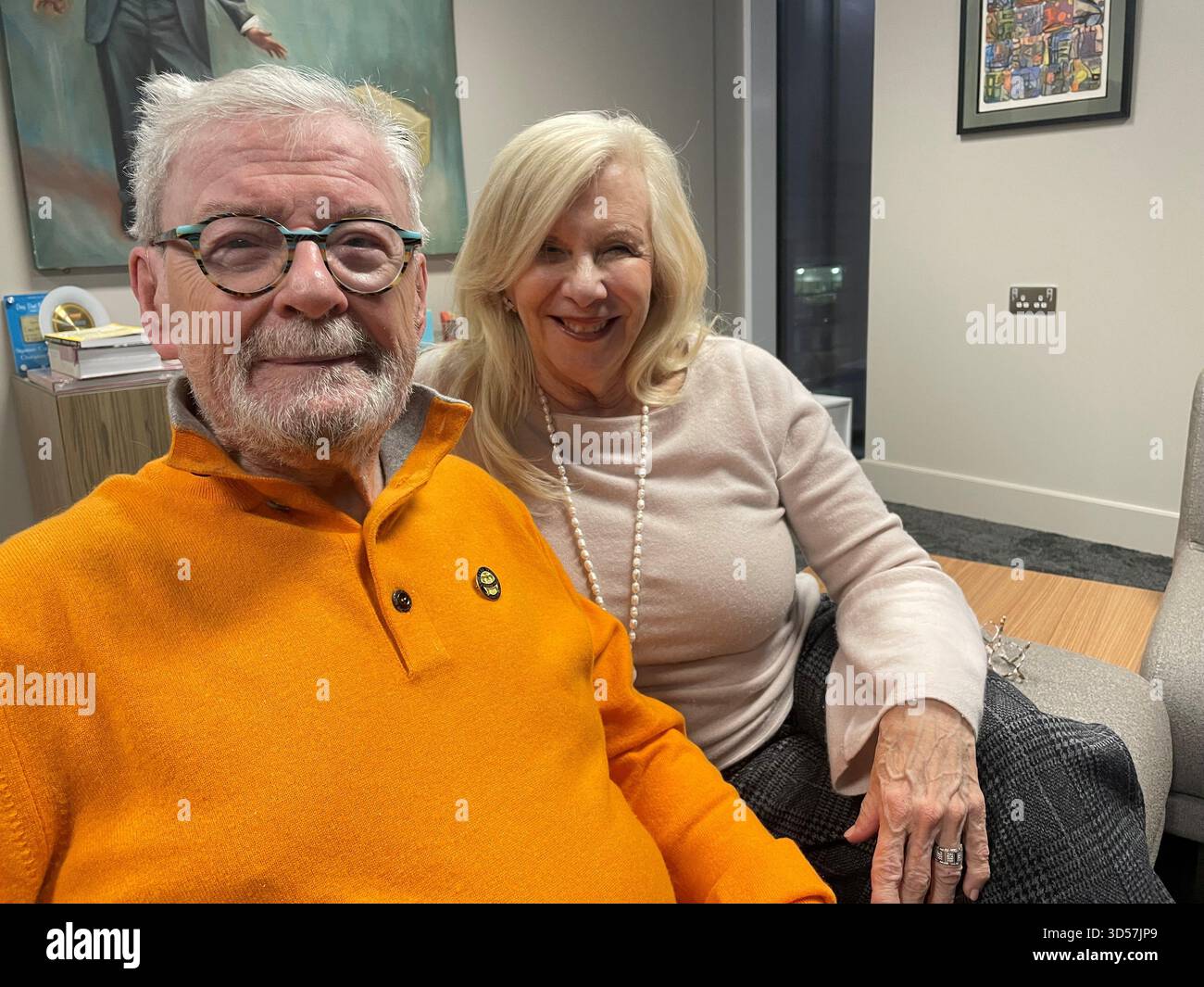 Sir James Galway mit seiner Frau Lady Jeanne Galway auf dem Campus der Ulster University in Belfast, da er die Ehrendoktorwürde der Universität erhalten soll. Bilddatum: Donnerstag, 13. November 2025. Stockfoto