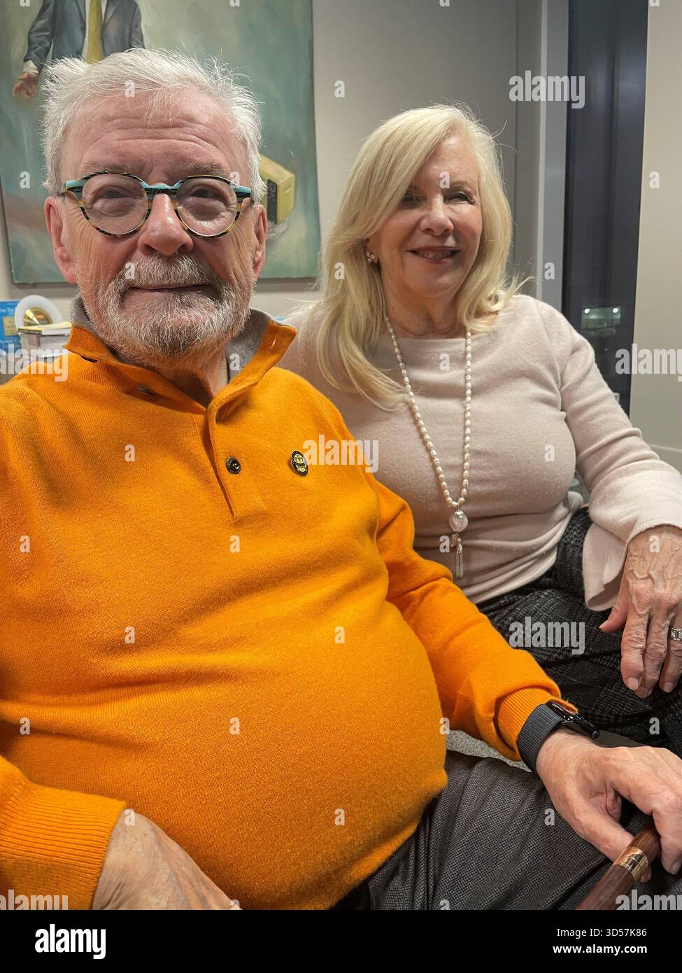 Sir James Galway mit seiner Frau Lady Jeanne Galway auf dem Campus der Ulster University in Belfast, da er die Ehrendoktorwürde der Universität erhalten soll. Bilddatum: Donnerstag, 13. November 2025. Stockfoto