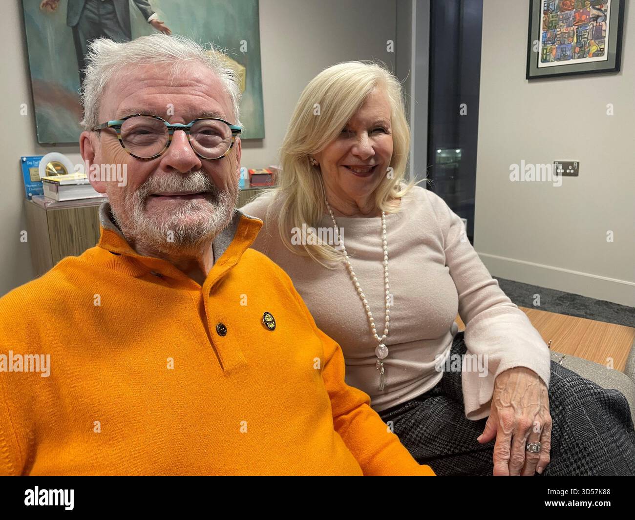 Sir James Galway mit seiner Frau Lady Jeanne Galway auf dem Campus der Ulster University in Belfast, da er die Ehrendoktorwürde der Universität erhalten soll. Bilddatum: Donnerstag, 13. November 2025. Stockfoto
