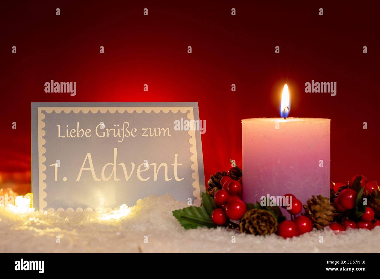 Grußkarte mit der Inschrift LIEBE GRÜSSE ZUM 1. Adventsgruß. ADVENT neben einer Kerze Stockfoto