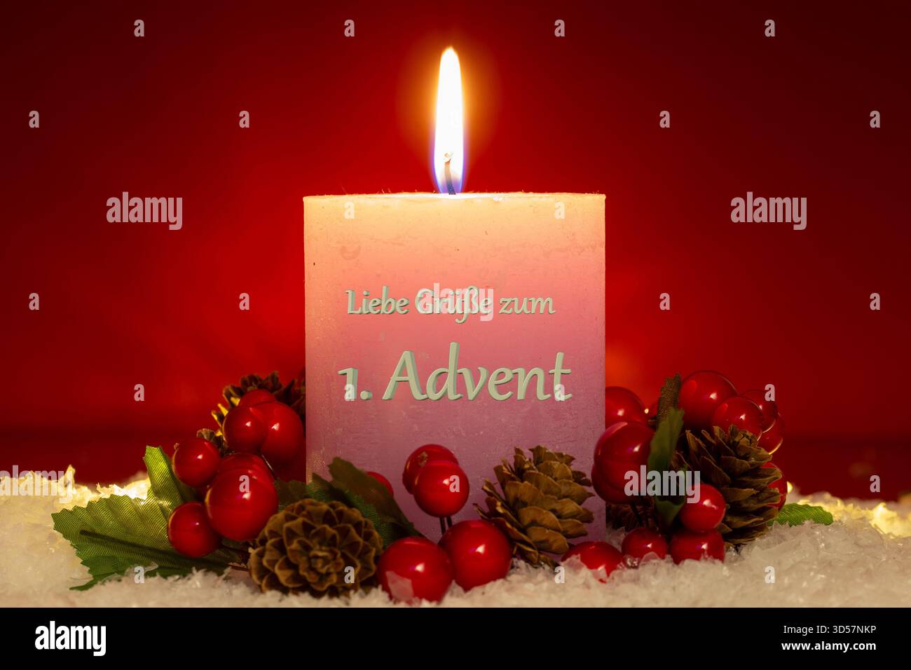 Grüße ZUM 1. Adventsfest: Kerze mit der Inschrift LIEBE GRÜSSE ZUM 1. ADVENT Stockfoto