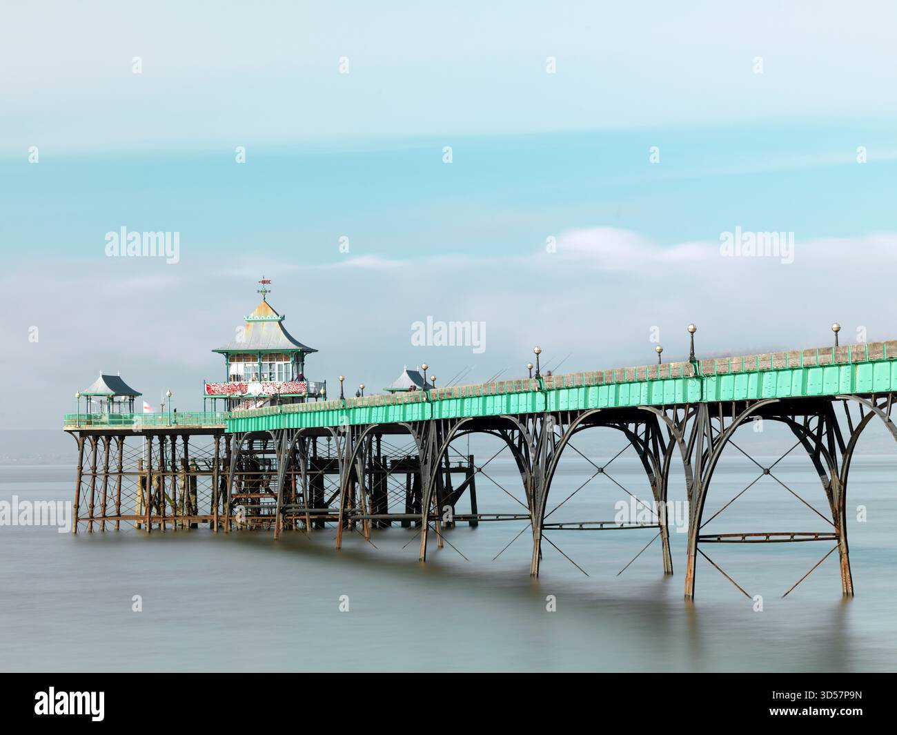 Sehr lange Belichtung. Clevedon Pier isoliert gegen ein milchiges Meer. Mitten im Shot Stockfoto