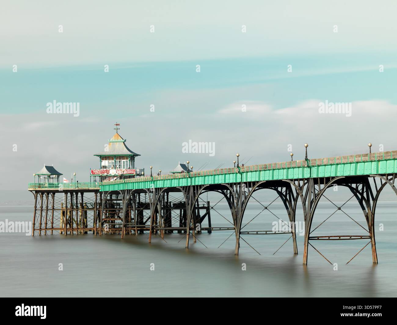 Sehr lange Belichtung. Clevedon Pier isoliert gegen ein milchiges Meer. Mitten im Shot Stockfoto